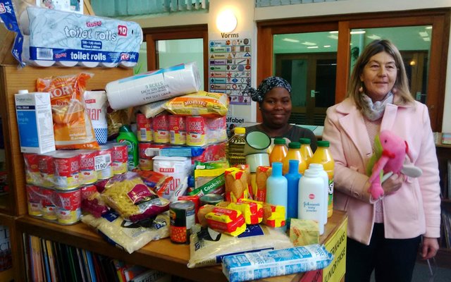 Sharman Geldenhuys van Gansbaai Biblioteek by Loslit-dagitems wat die Biblioteek bymekaar gemaak het